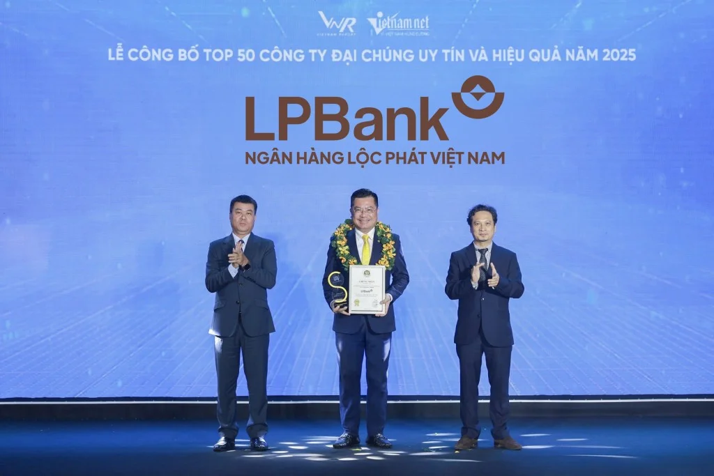Ông Bùi Thái Hà nhận cúp và chứng nhận VIX50 từ Ban tổ chức.