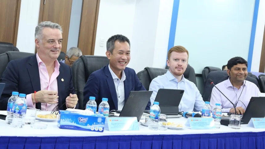 Nhóm chuyên gia đến từ mạng lưới toàn cầu của KPMG (từ trái sang): Ông Antony Ruddenklau – Trưởng Bộ phận FinTech Toàn cầu, Trưởng Khối Dịch vụ Tài chính, KPMG Singapore; Ông Phạm Đỗ Nhật Vinh – Trưởng Khối Tư vấn Ngành Tài chính – Ngân hàng, KPMG Việt Nam; Ông Dan Marsh – Phó Giám đốc – Trưởng Bộ phận Trung tâm Ngân hàng Số Toàn cầu, KPMG Toàn cầu; Ông Saurabh Shukla – Trưởng Bộ phận Hiện đại hóa Core Banking Toàn cầu, KPMG Úc.