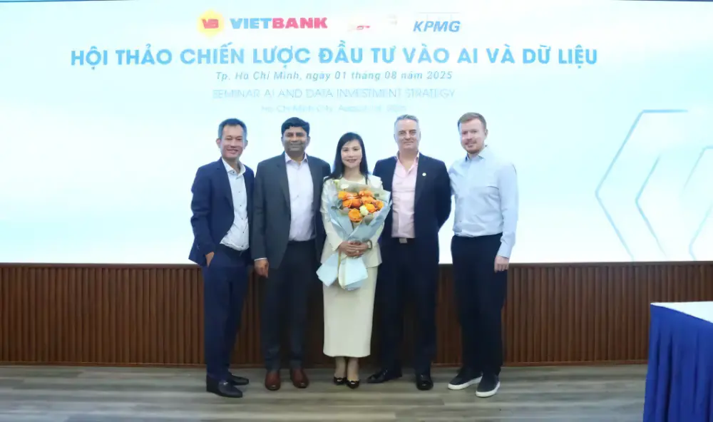Bà Trần Tuấn Anh - Tổng Giám đốc Vietbank cùng các nhóm chuyên gia đến từ mạng lưới toàn cầu của KPMG.