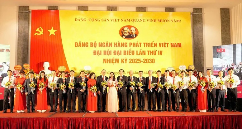 Ban chấp hành Đảng bộ Ngân hàng Phát triển Việt Nam nhiệm kỳ 2025 - 2030 ra mắt - Ảnh: VDB