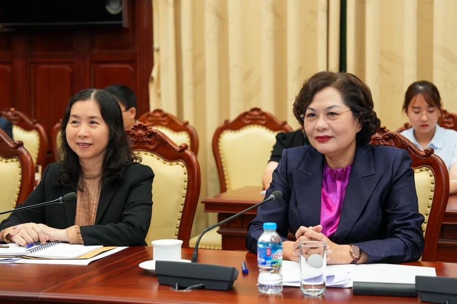 Thống đốc NHNN Nguyễn Thị Hồng vui mừng chào đón ông Hironori Kamezawa và đoàn công tác của Tập đoàn MUFG cùng lãnh đạo VietinBank đến thăm, làm việc tại NHNN