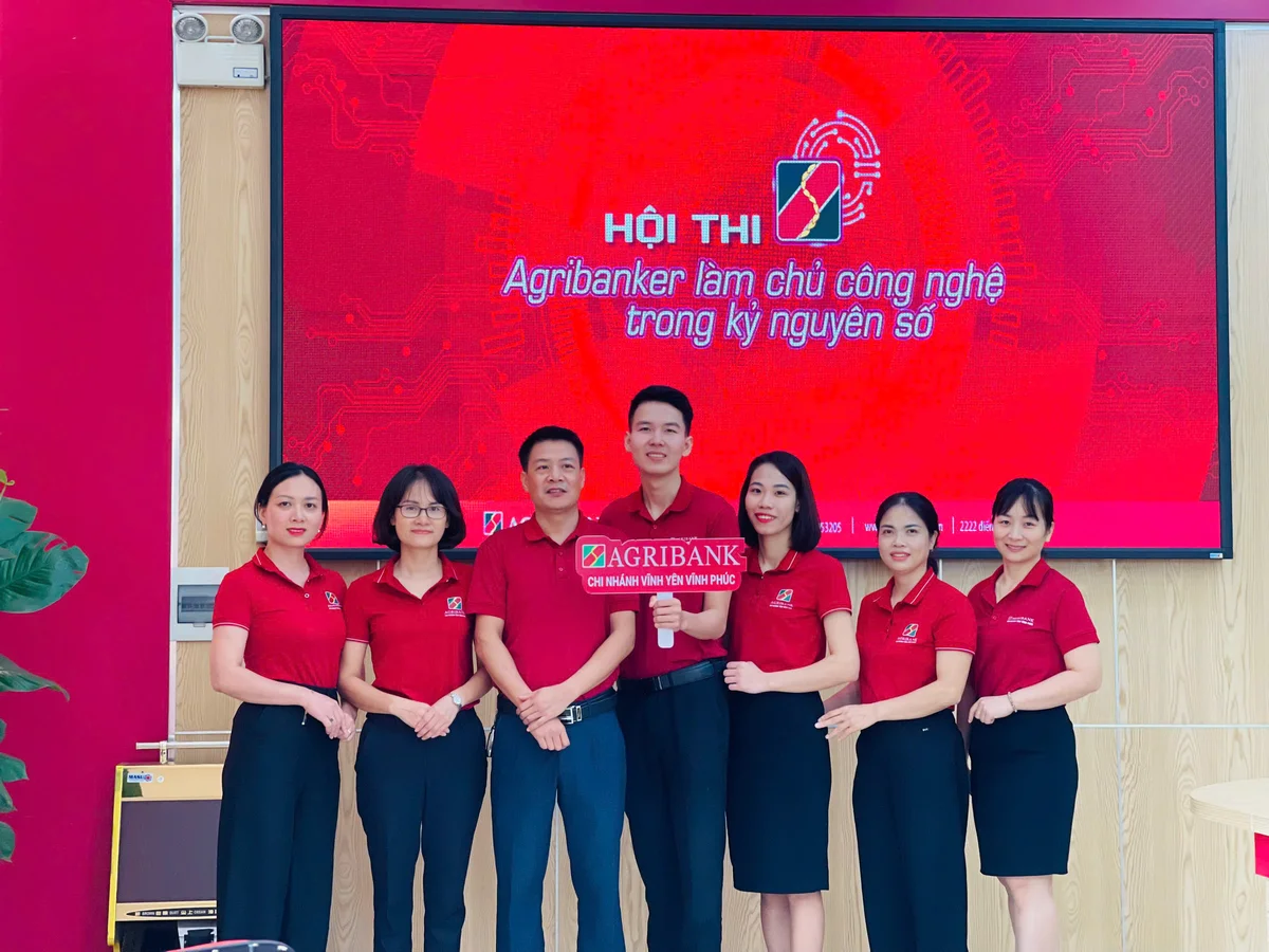 Thí sinh Chi nhánh Vĩnh Phúc thể hiện quyết tâm cao trước khi vào vòng thi Khởi động