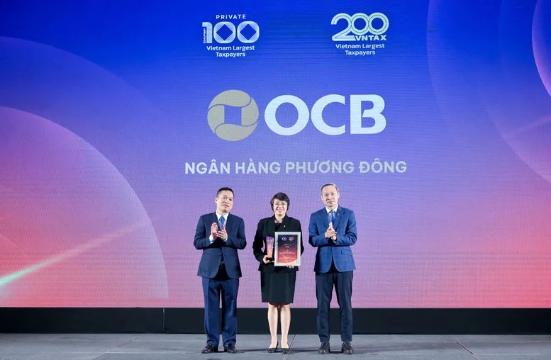 Đại diện OCB nhận cúp và kỷ niệm chương tại Lễ vinh danh.