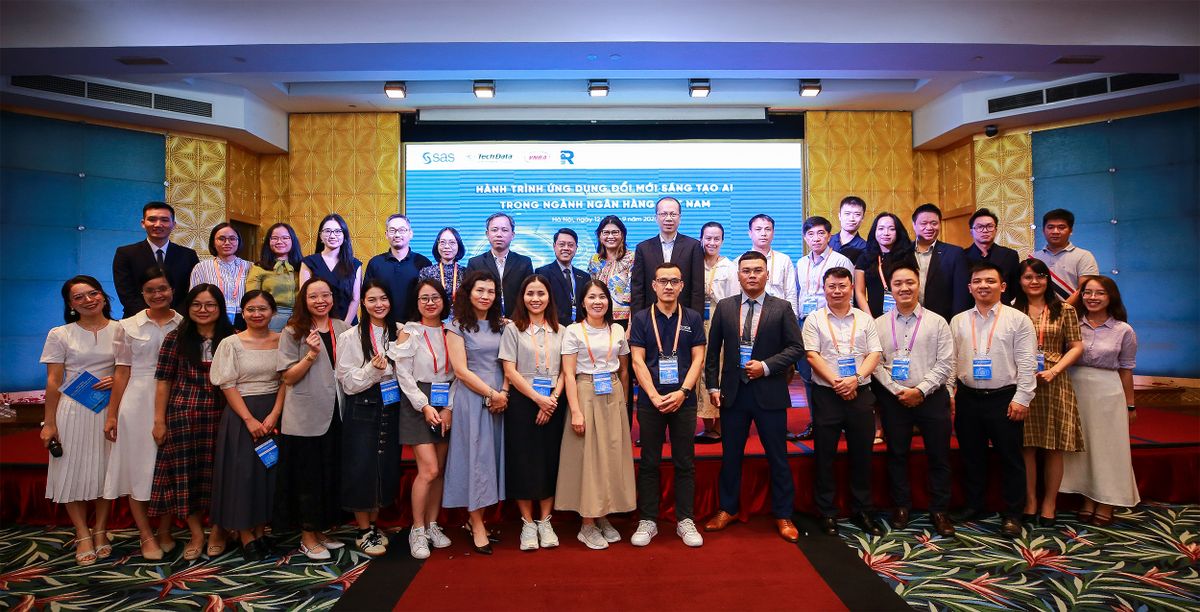 Các đại biểu tham dự hội thảo chụp hình lưu niệm