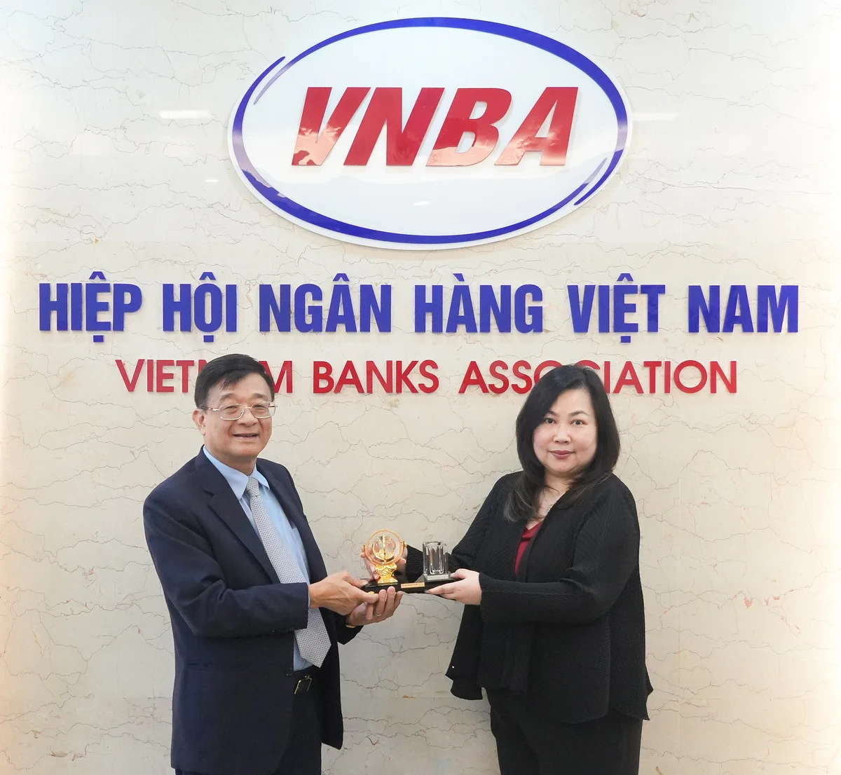 Hiệp hội Ngân hàng Việt Nam và Hiệp hội Ngân hàng Hiệp hội Ngân hàng Hong Kong trao tặng nhau quà kỷ niệm