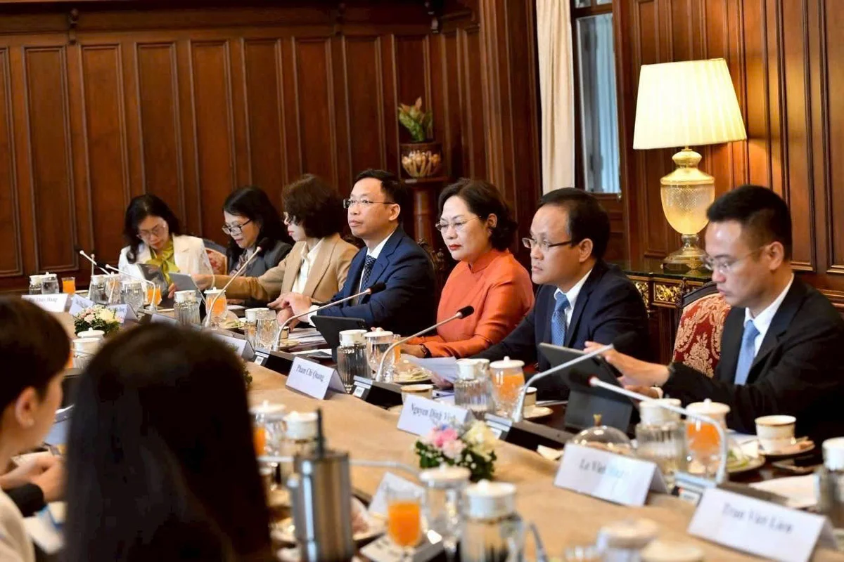 Quang cảnh buổi làm việc
