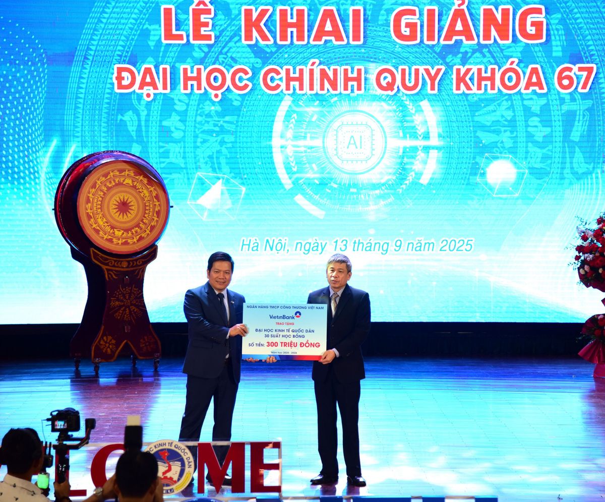 Đại diện VietinBank ông Cát Quang Dương trao học bổng trị giá 300 triệu đồng cho sinh viên Đại học Kinh tế Quốc dân năm học 2025 - 2026