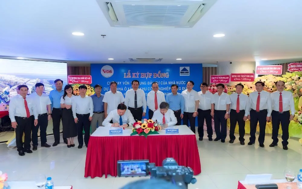 Đại diện VDB Cà Mau và Công ty Cổ phần Đầu tư Phát triển Xây dựng Thương mại Xuất nhập khẩu Minh Anh thực hiện nghi thức ký kết hợp đồng tài trợ tín dụng cho dự án nhà ở xã hội khu công nghiệp Long Đức (tỉnh Vĩnh Long)