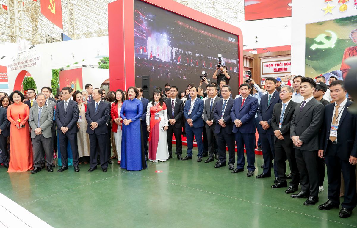 Đại biểu quan khách tham dự lễ khai trương không gian triển lãm của ngành Ngân hàng với chủ đề "Ngành Ngân hàng Việt Nam - Tự hào quá khứ, vững vàng hiện tại, kiến tạo tương lai"