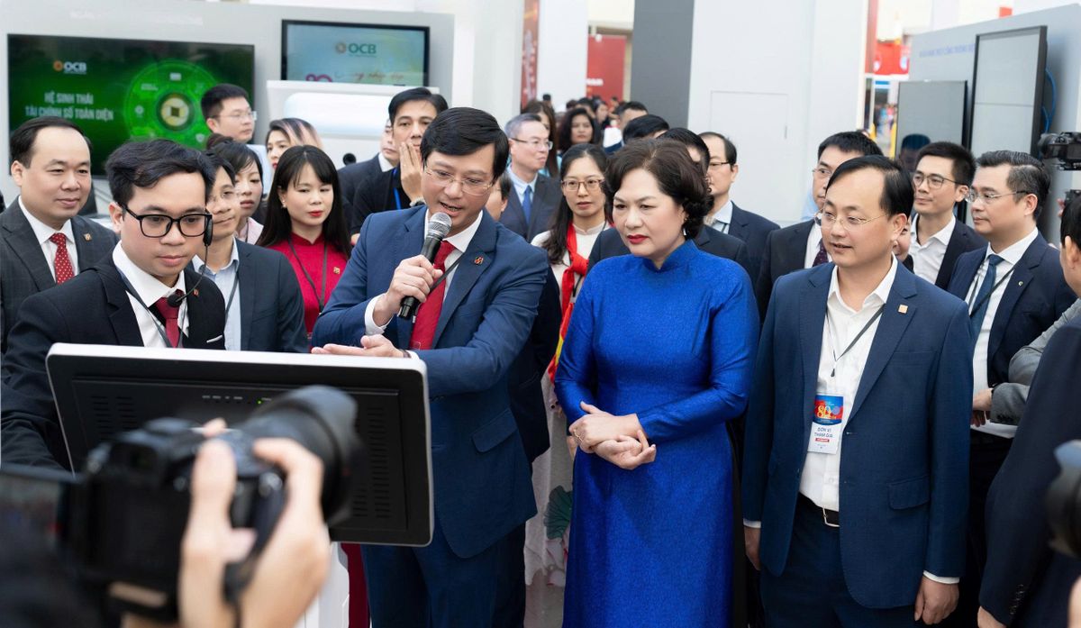 Agribank giới thiệu đến Thống đốc và đoàn đại biểu Ngân hàng Nhà nước Việt Nam quầy giao dịch thông minh - thể hiện bước tiến vượt trội của Agribank trong công cuộc chuyển đổi số ngành ngân hàng và chuyển đổi số quốc gia