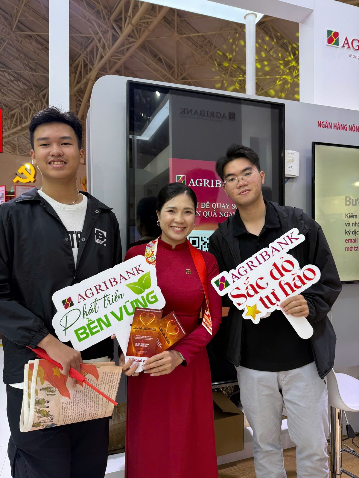 Khu vực gian hàng trưng bày của Agribank thu hút hàng nghìn khách tham quan, trải nghiệm và nhận về vô số phần quà hấp dẫn từ Agribank trong gần 20 ngày Triển lãm mở cửa đón khách