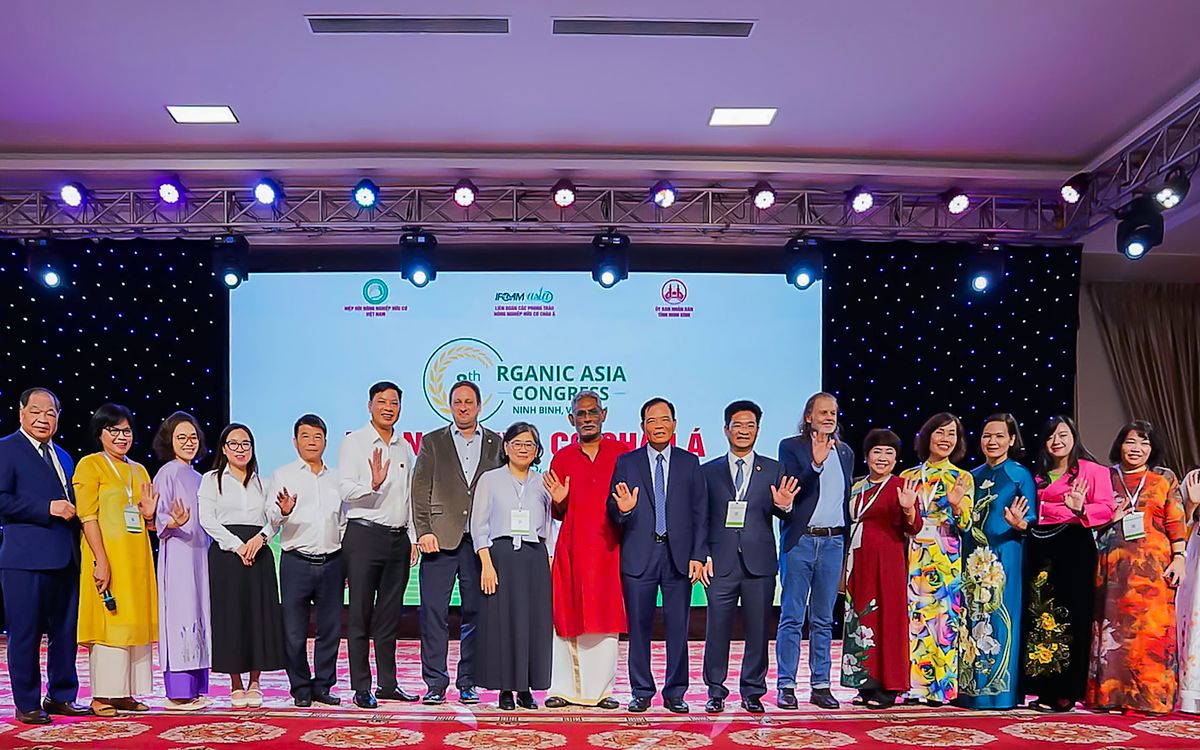 Đoàn đại biểu Agribank (áo trắng) chụp ảnh lưu niệm cùng lãnh đạo tỉnh Ninh Bình và đại diện các tổ chức hữu cơ thế giới tham dự Hội nghị