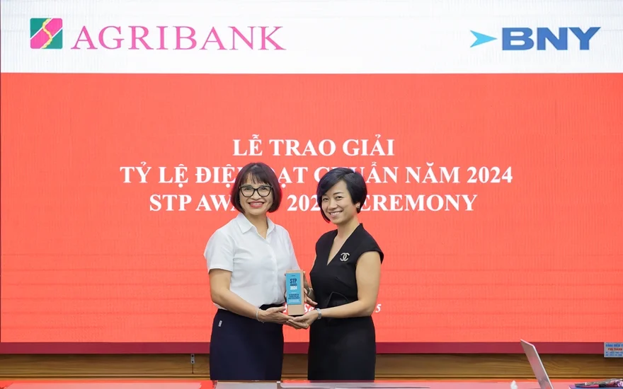 Đại diện Agribank (bên trái) nhận Giải thưởng STP từ Ngân hàng The Bank of New York Mellon (BNY Mellon)