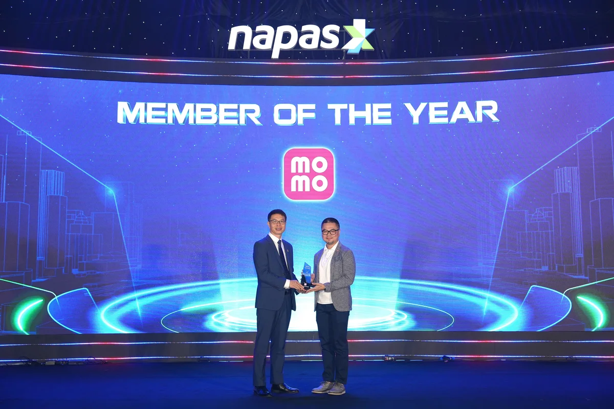 Đại diện MOMO lên nhận Giải “Member of the Year 2025”  do NAPAS trao tặng