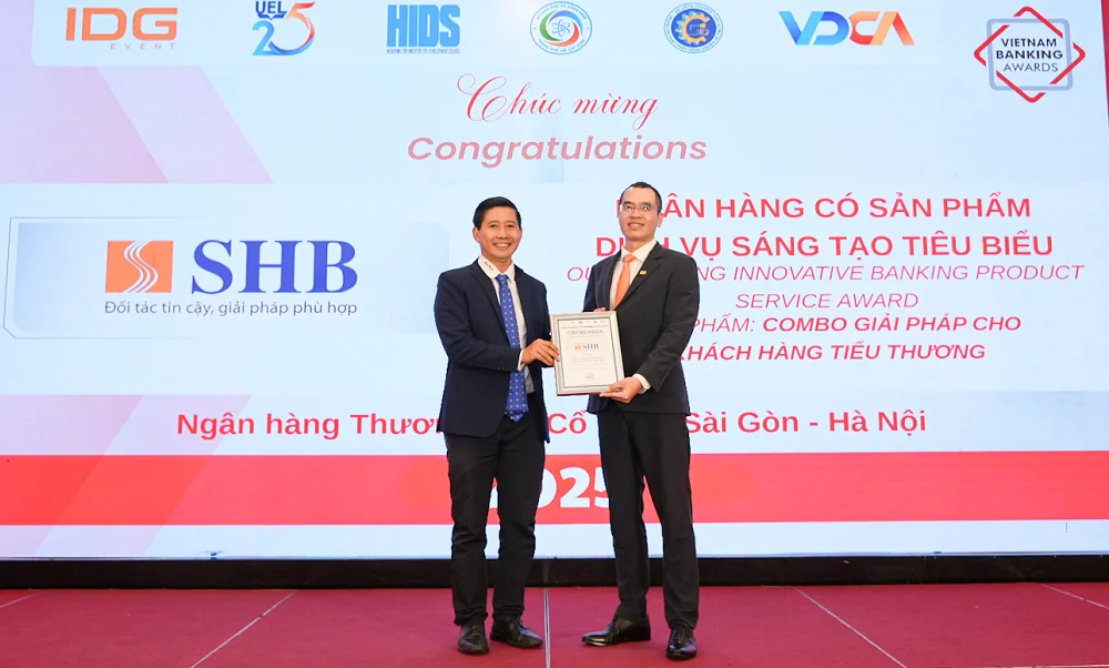 Đại diện SHB (bên phải) nhận giải thưởng Ngân hàng có sản phẩm dịch vụ sáng tạo tiêu biểu” năm 2025. Ảnh: Hồng Nhung