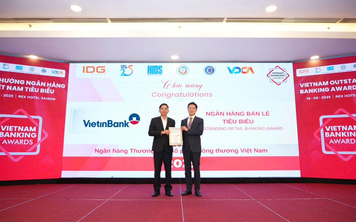 Ông Lê Việt Đức - Giám đốc Khối Bán lẻ, đại diện VietinBank nhận Giải thưởng “Ngân hàng Bán lẻ tiêu biểu” năm 2025