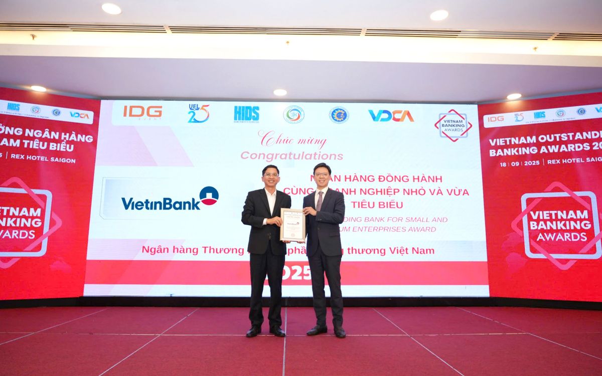 Ông Lê Việt Đức - Giám đốc Khối Bán lẻ, đại diện VietinBank nhận Giải thưởng "Ngân hàng đồng hành cùng doanh nghiệp vừa và nhỏ"