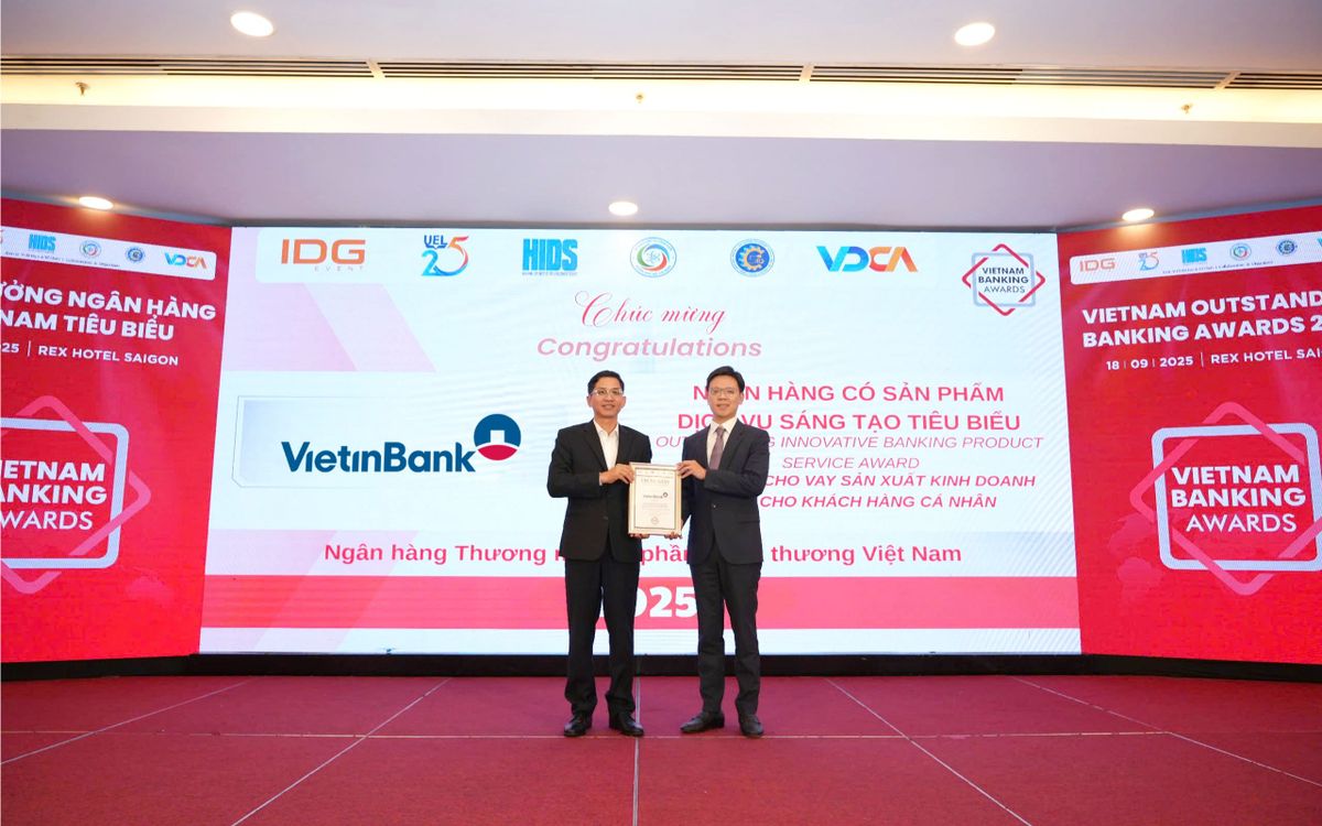 Ông Lê Việt Đức - Giám đốc Khối Bán lẻ nhận Giải thưởng "Ngân hàng có SPDV sáng tạo"