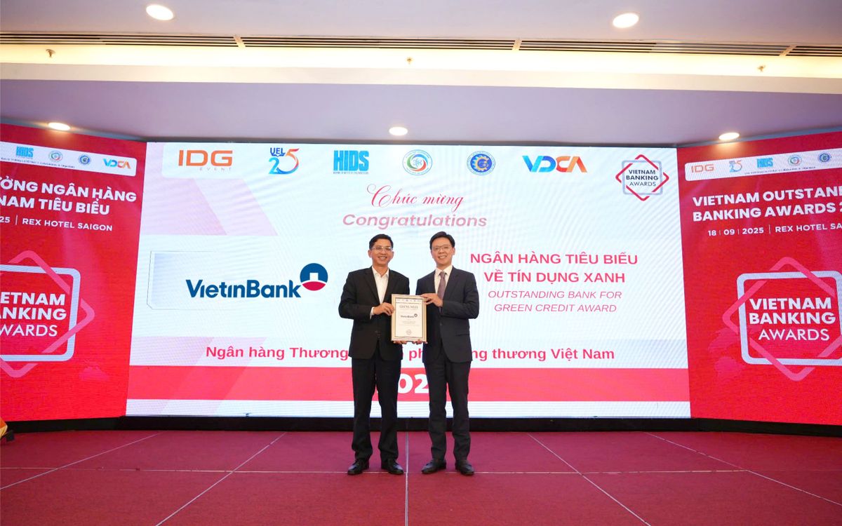 Ông Lê Việt Đức - Giám đốc Khối Bán lẻ đại diện VietinBank nhận Giải thưởng "Ngân hàng tiêu biểu về tín dụng xanh hạng mục xanh"