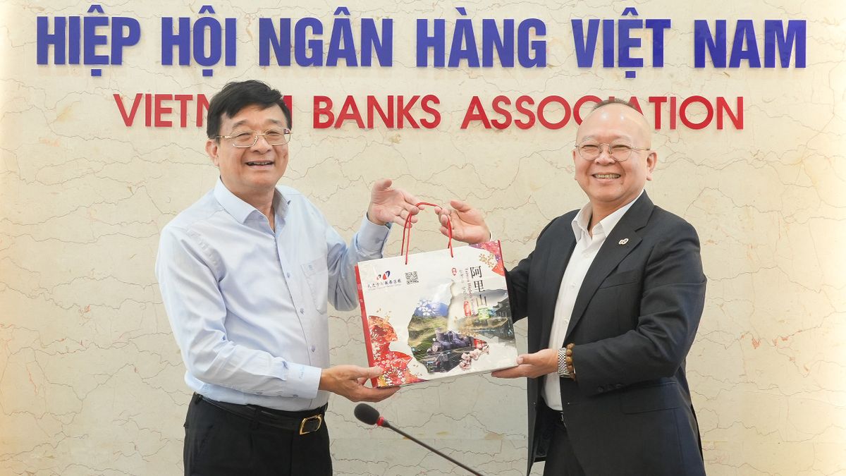 Hiệp hội Ngân hàng Việt Nam và VTeam trao tặng nhau quà kỷ niệm
