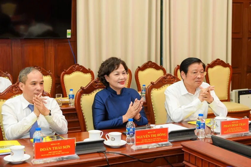 Từ phải sang trái: Đồng chí Phan Đình Trạc, Ủy viên Bộ Chính trị, Bí thư Trung ương Đảng, Trưởng Ban Nội chính Trung ương; đồng chí Nguyễn Thị Hồng, Ủy viên Ban Chấp hành Trung ương Đảng, Bí thư Đảng ủy, Thống đốc NHNN; đồng chí Đoàn Thái Sơn, Phó Thống đốc NHNN