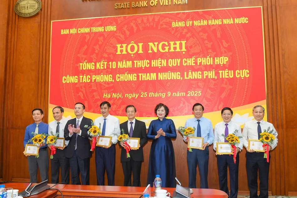 Thống đốc Nguyễn Thị Hồng, Phó Thống đốc Phạm Quang Dũng trao kỷ niệm chương Vì sự nghiệp ngân hàng cho các đồng chí lãnh đạo của Ban Nội chính Trung ương