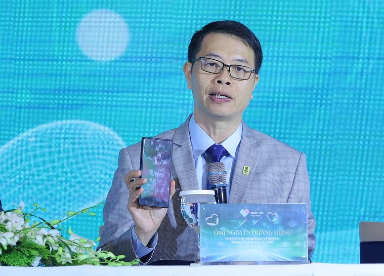 Ông Nguyễn Quang Hưng – Chủ tịch NAPAS: Các đơn vị kinh doanh có thể tận dụng điện thoại thông minh chạy hệ điều hành Android để trở thành thiết bị POS truyền thống - Ảnh: VGP/HT