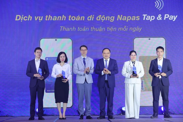 NAPAS cũng công bố mở rộng dịch vụ di động Tap and Pay. Đây là giải pháp tiện lợi, an toàn cho người dùng thẻ nội địa Việt Nam - Ảnh: VGP/HT