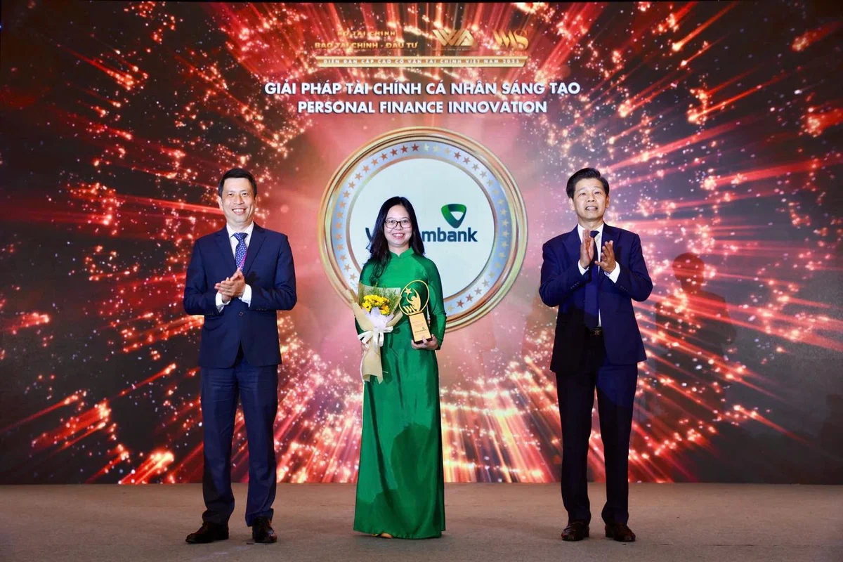 Bà Phạm Châu Loan – Phó Trưởng phòng Phát triển Kênh số và Đối tác đại diện Vietcombank nhận giải “Giải pháp tài chính cá nhân sáng tạo” và giải “Sản phẩm Công nghệ và Chuyển đổi số tiêu biểu”