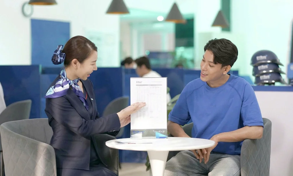 Nhân viên nhà băng giới thiệu các sản phẩm cho khách hàng. Ảnh: BVBank