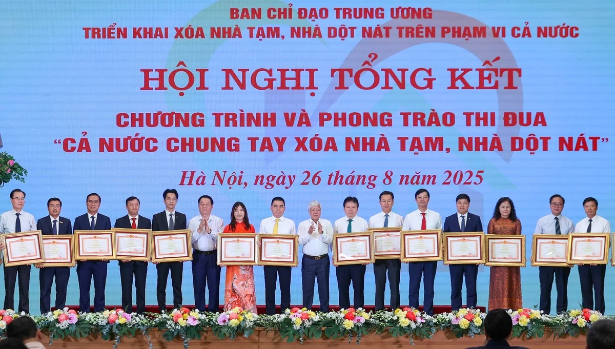 SHB nhận bằng khen của Thủ tướng vì những đóng góp tích cực trong chương trình xóa nhà tạm, dột nát
