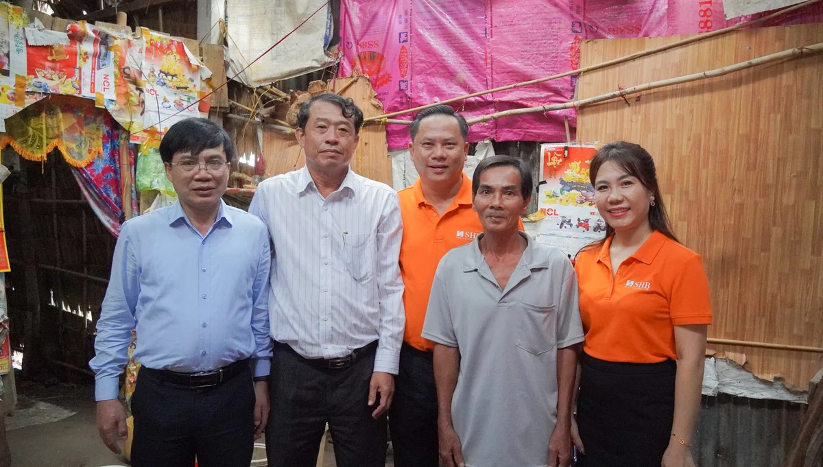 Đại diện SHB đến thăm hỏi, động viên người dân gặp khó khăn về nhà ở tại tỉnh Sóc Trăng (nay là TP. Cần Thơ).