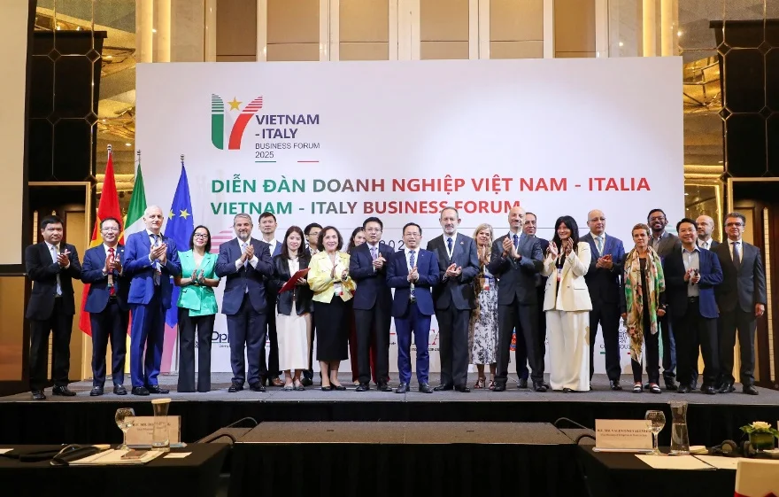 Đại diện các doanh nghiệp hai nước trao đổi MoU tại Diễn đàn