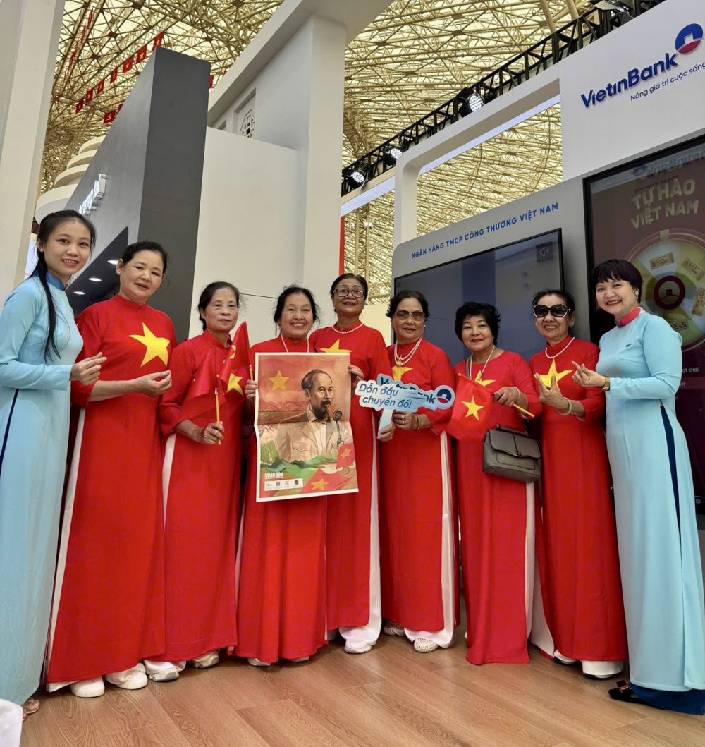 Đông đảo khách hàng tới check-in, trải nghiệm tại gian hàng VietinBank