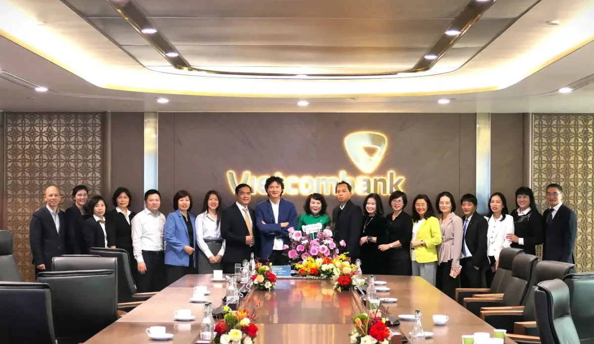 Ban lãnh đạo cùng lãnh đạo các phòng ban trong khối chúc mừng bà Quách Kim Cúc - tân Giám đốc Trung tâm Xử lý tiền mặt