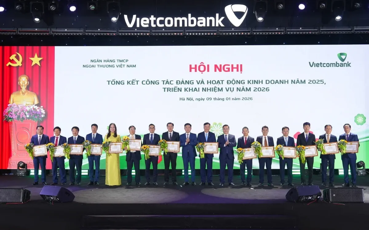 Đ/c Nguyễn Thanh Tùng - Ủy viên BCH Đảng bộ Chính phủ, Bí thư Đảng ủy, Chủ tịch HĐQT Vietcombank (thứ 7 từ phải sang) trao giấy khen của Đảng ủy Vietcombank và đ/c Nguyễn Danh Phương - Phó Bí thư thường trực Đảng ủy Vietcombank (thứ 9 từ phải sang) tặng hoa chúc mừng cho 15 tổ chức Đảng tiếp theo “Hoàn thành xuất sắc nhiệm vụ” năm 2025: Đảng bộ các Chi nhánh Hà Nội, Tân Bình Dương, Hải Phòng, Nam Hà Nội, Quảng Nam, Vinh, Hoàn Kiếm, Thành phố Hồ Chí Minh, Đắk Lắk, Công ty Chứng khoán và Chi bộ các Chi nhánh: Hà Thành, Ninh Bình, Hà Nam, Kinh Bắc, Phúc Yên,