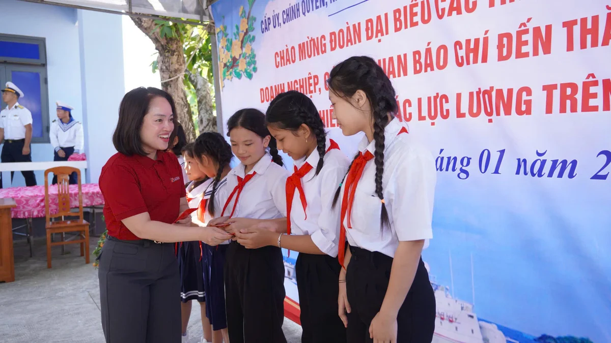 Đại diện đoàn công tác Agribank lì xì năm mới cho các em học sinh trên đảo