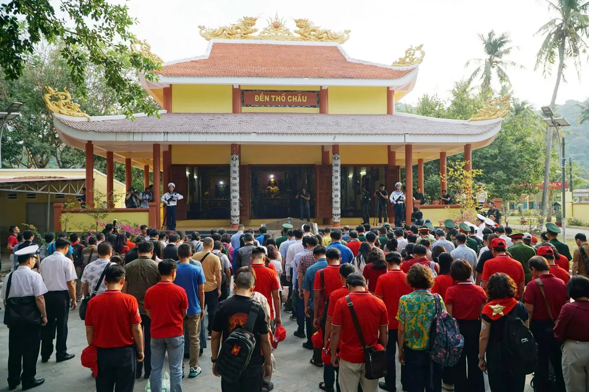 Bộ Tư lệnh Vùng 5 Hải quân cùng các đoàn đại biểu tổ chức thắp hương tưởng niệm tại Đền thờ Thổ Châu