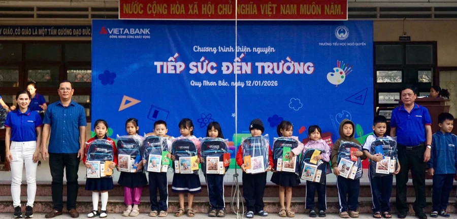 Ngân hàng Thương mại Cổ phần tặng quà cho học sinh Trường Tiểu học Ngô Quyền. Ảnh: D.L