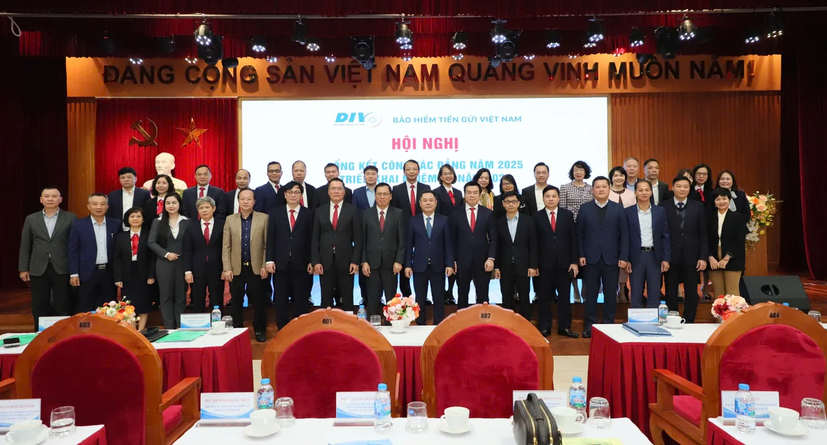 Các đại biểu tham dự hội nghị chụp ảnh lưu niệm