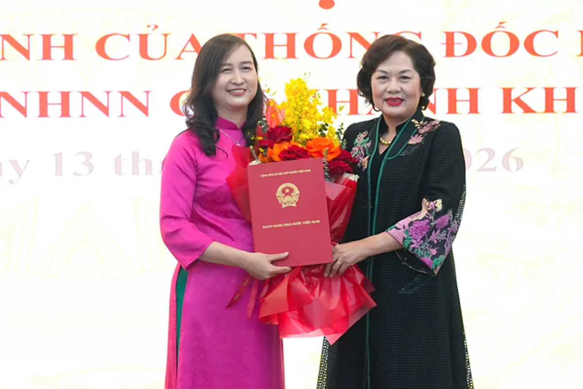 Thống đốc NHNN Việt Nam Nguyễn Thị Hồng trao Quyết định bổ nhiệm cho Giám đốc Ngân hàng Nhà nước chi nhánh Khu vực 6 Nguyễn Thị Dung.