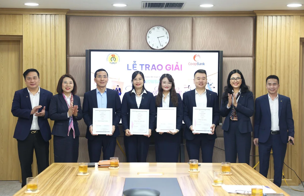Lãnh đạo Co-opBank chúc mừng các tác giả đạt giải