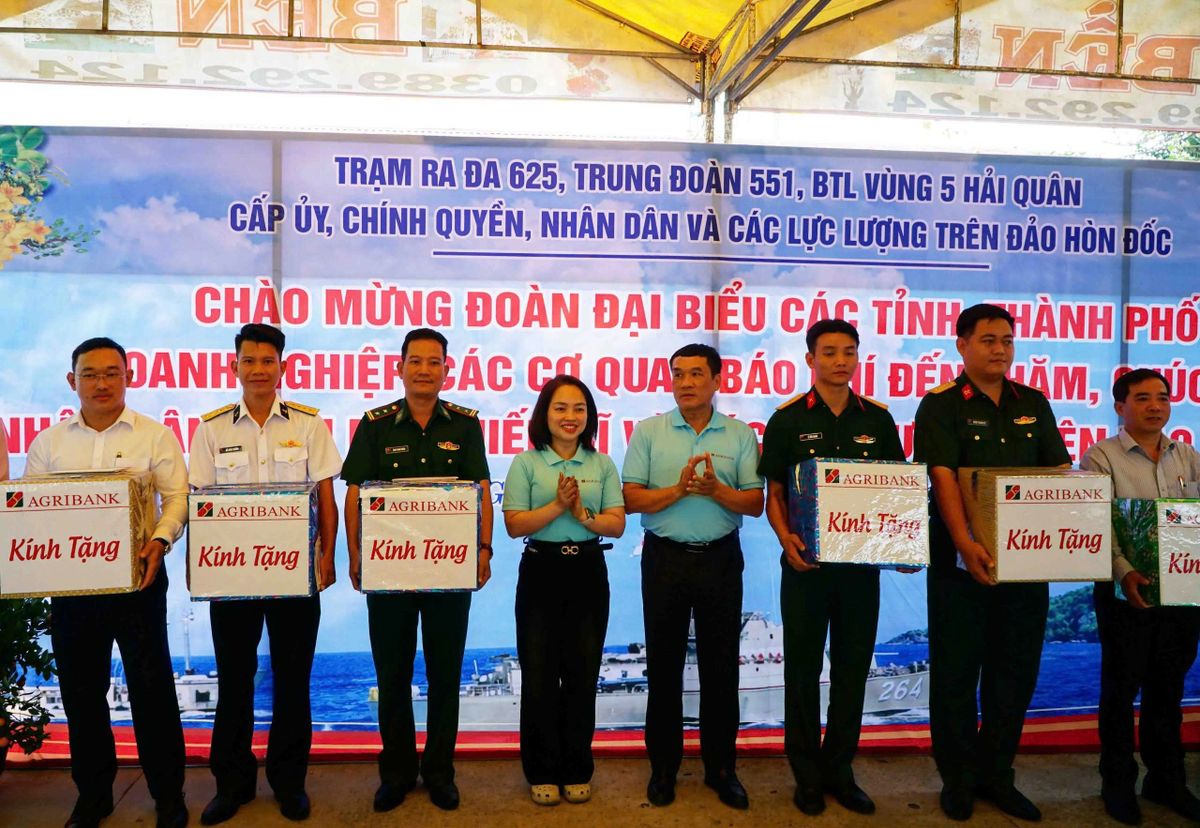 Đoàn công tác Agribank tặng quà và chúc Tết quân, dân trên đảo Hòn Đốc