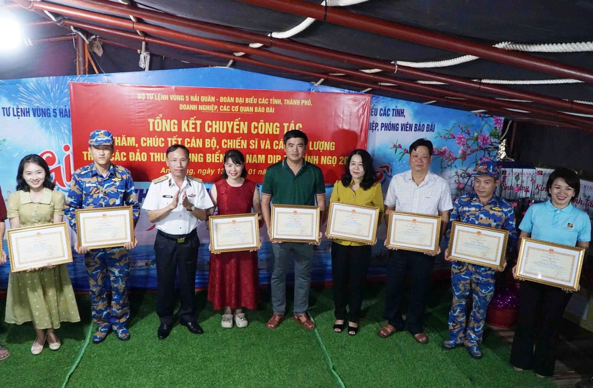 Chuẩn Đô đốc Ngô Văn Thành - Bí thư Đảng ủy, Chính ủy Vùng 5 Hải quân khen thưởng các cá nhân có thành tích xuất sắc trong chuyến hành trình