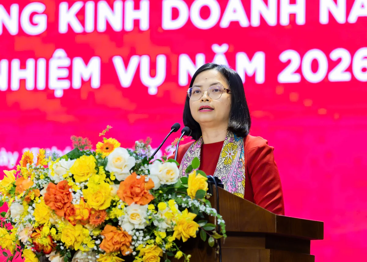 Đồng chí Nguyễn Thị Thảo - Ủy viên Ban Thường vụ Đảng ủy, Thành viên Hội đồng thành viên phát động phong trào thi đua năm 2026 trong toàn hệ thống