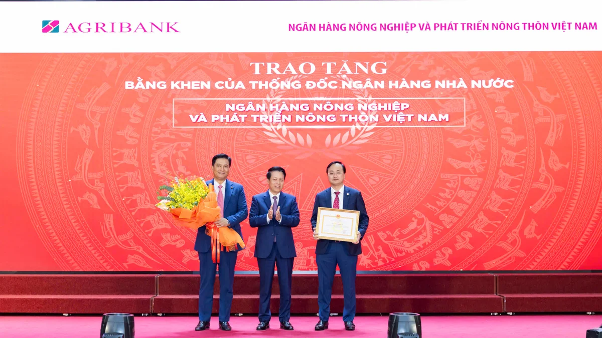 Đồng chí Tô Huy Vũ - Bí thư Đảng ủy, Chủ tịch HĐTV, đồng chí Phạm Toàn Vượng - Phó Bí thư Đảng ủy, Thành viên HĐTV, Tổng Giám đốc đại diện tập thể Ngân hàng Nông nghiệp và Phát triển nông thôn (Agribank) vinh dự nhận bằng khen của Thống đốc Ngân hàng Nhà nước Việt Nam