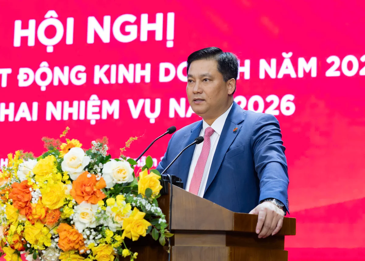 Đồng chí Phạm Toàn Vượng - Phó Bí thư Đảng ủy, Thành viên HĐTV, Tổng Giám đốc phát biểu và điều hành phần trình bày tham luận tại Hội nghị