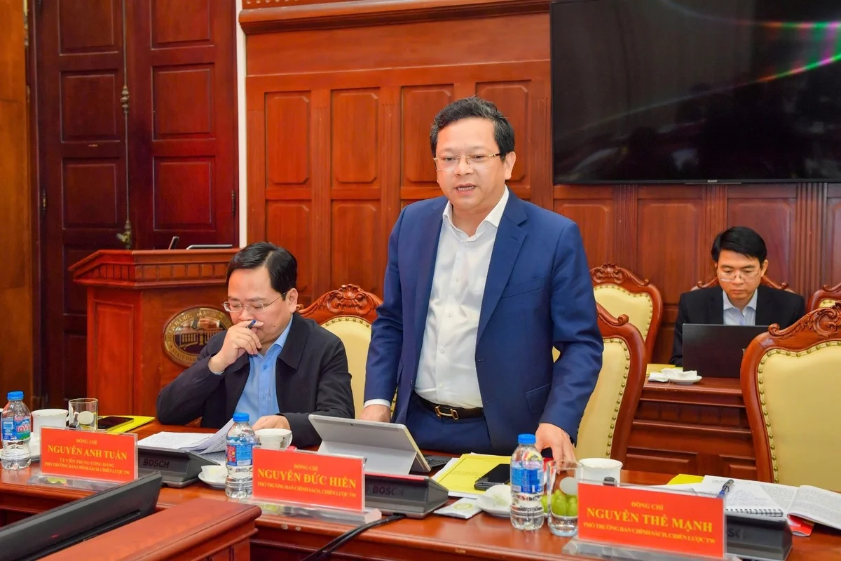 Đồng chí Nguyễn Đức Hiển, Phó Trưởng Ban Chính sách, Chiến lược Trung ương; Phó Trưởng Ban Thường trực Ban Chỉ đạo kiêm Tổ trưởng Tổ Biên tập phát biểu ý kiến