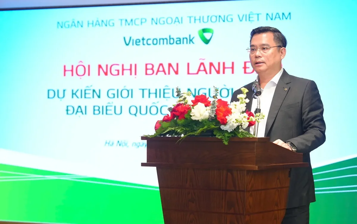 Đ/c Nguyễn Thanh Tùng - Ủy viên BCH Đảng bộ Chính phủ, Bí thư Đảng ủy, Chủ tịch HĐQT Vietcmbank phát biểu tại hội nghị