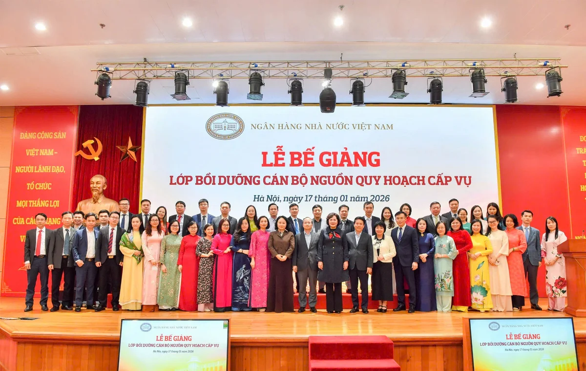 Các đồng chí trong Ban Thường vụ Đảng ủy, Ban Lãnh đạo NHNN chụp ảnh lưu niệm cùng các học viên Lớp bồi dưỡng